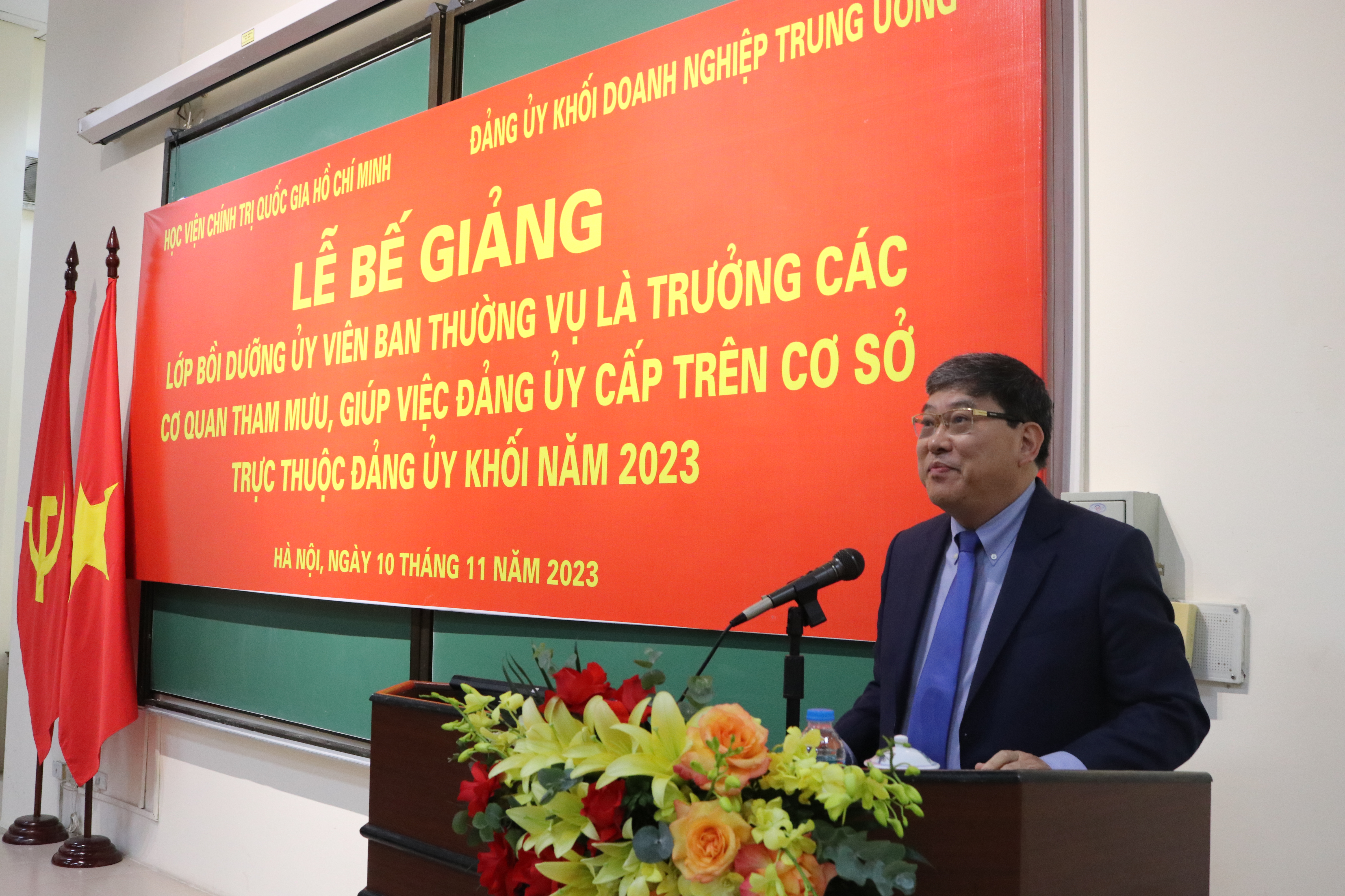 Đồng chí Nguyễn Duy Bắc – Phó Giám đốc Thường trực Học viện Chính trị Quốc gia Hồ Chí Minh phát biểu, chúc mừng các học viên hoàn thành khóa học.