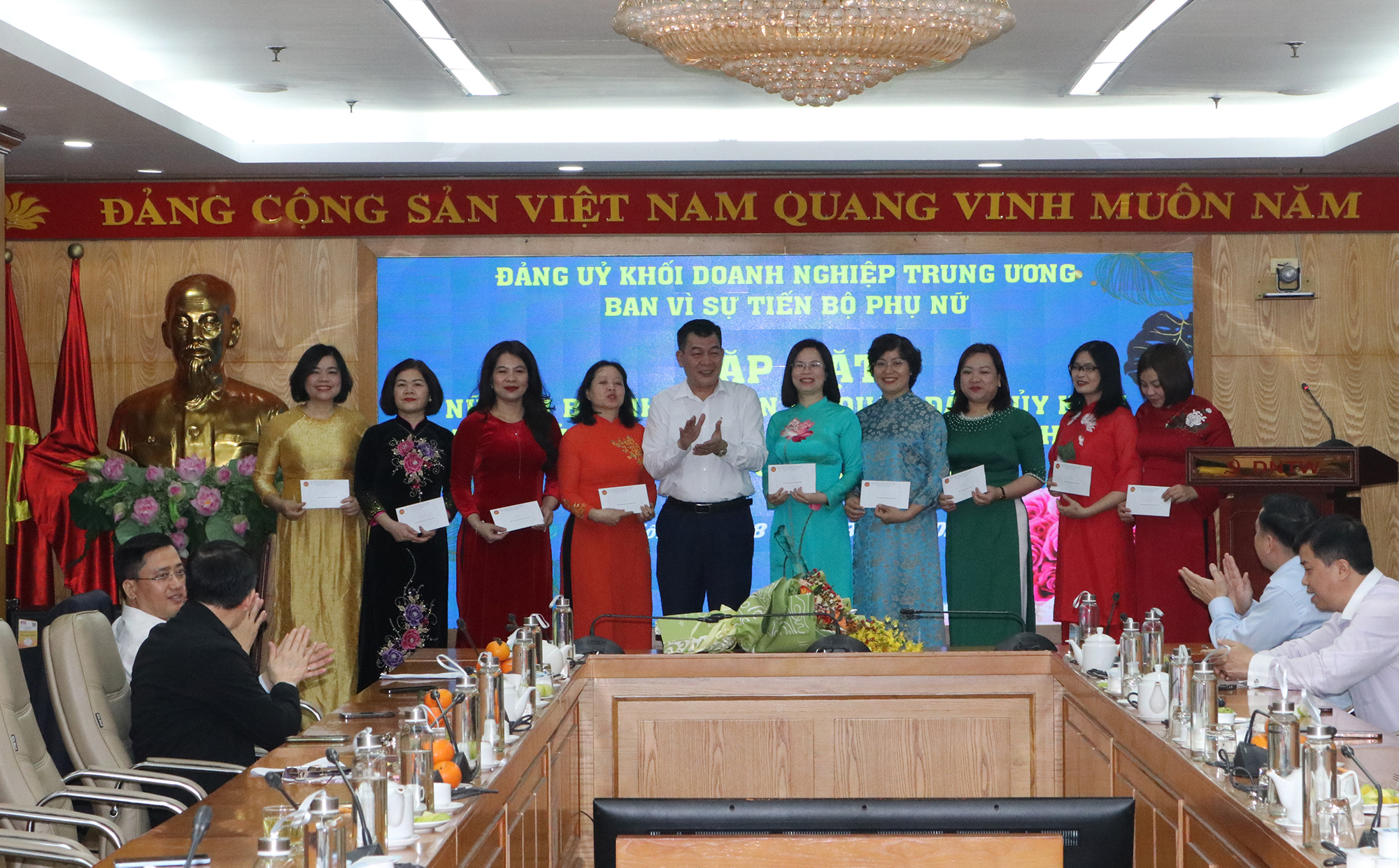 Đồng chí Nguyễn Đức Phong, Phó Bí thư Thường trực Đảng uỷ Khối Doanh nghiệp Trung ương phát biểu tại Hội nghị.