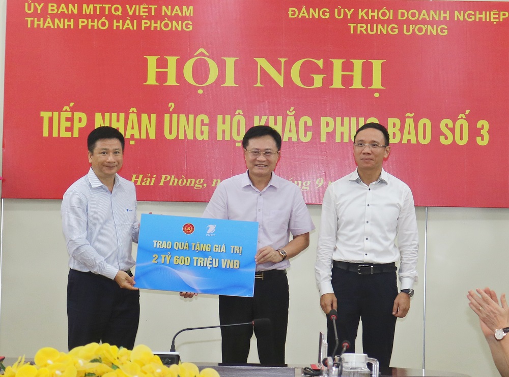 Đồng chí Hoàng Đức Sơn, Phó Bí thư Thường trực Đảng ủy VNPT trao ủng hộ thành phố Hải Phòng.