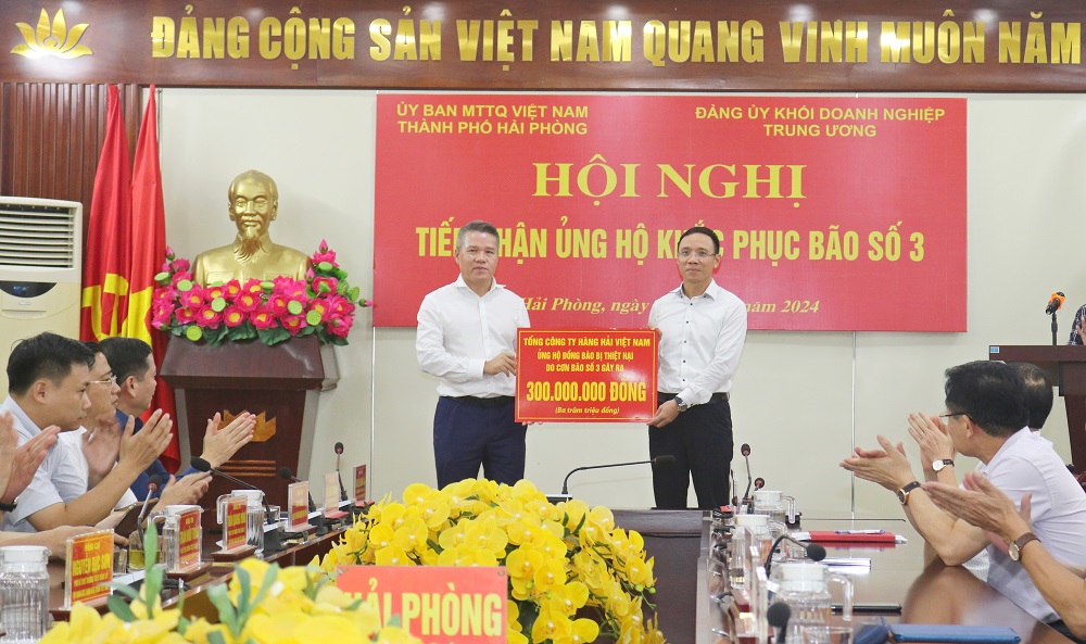 Đồng chí Nguyễn Cảnh Tĩnh, Phó Bí thư Đảng ủy, Tổng giám đốc VIMC trao ủng hộ thành phố Hải Phòng.