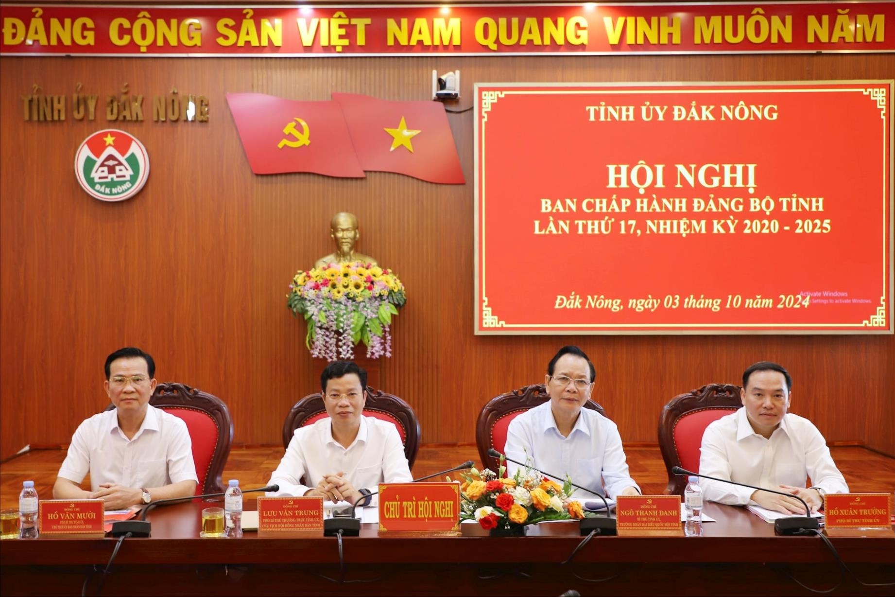 Sáng 4/10, Hội nghị Ban Chấp hành Đảng bộ tỉnh Đắk Nông lần 17 tiếp tục ngày làm việc thứ 2 dưới sự chủ trì của đồng chí Ngô Thanh Danh, Bí thư Tỉnh ủy, Trưởng Đoàn ĐBQH tỉnh cùng các đồng chí: Lưu Văn Trung, Phó Bí thư Thường trực Tỉnh ủy, Chủ tịch HĐND tỉnh; Hồ Văn Mười, Phó Bí thư Tỉnh ủy, Chủ tịch UBND tỉnh; Hồ Xuân Trường, Phó Bí thư Tỉnh ủy