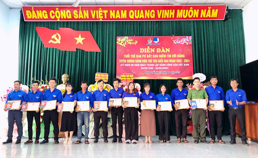 anh-tran-vi-tinh-bi-thu-huyen-doan-dak-po-trao-giay-khen-va-qua-cho-13-dang-vien-tre-tieu-bieu-giai-doan-2022-2024.jpg