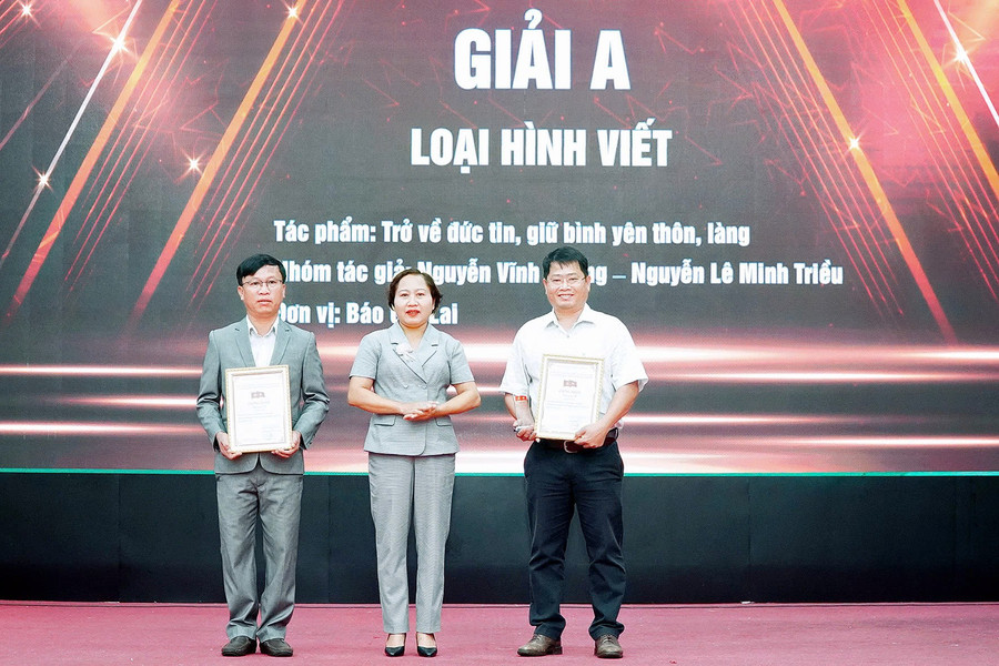 pho-chu-tich-hdnd-tinh-ayun-hbut-trao-giai-cho-cac-tac-gia-dat-giai-a-o-loai-hinh-viet.jpg