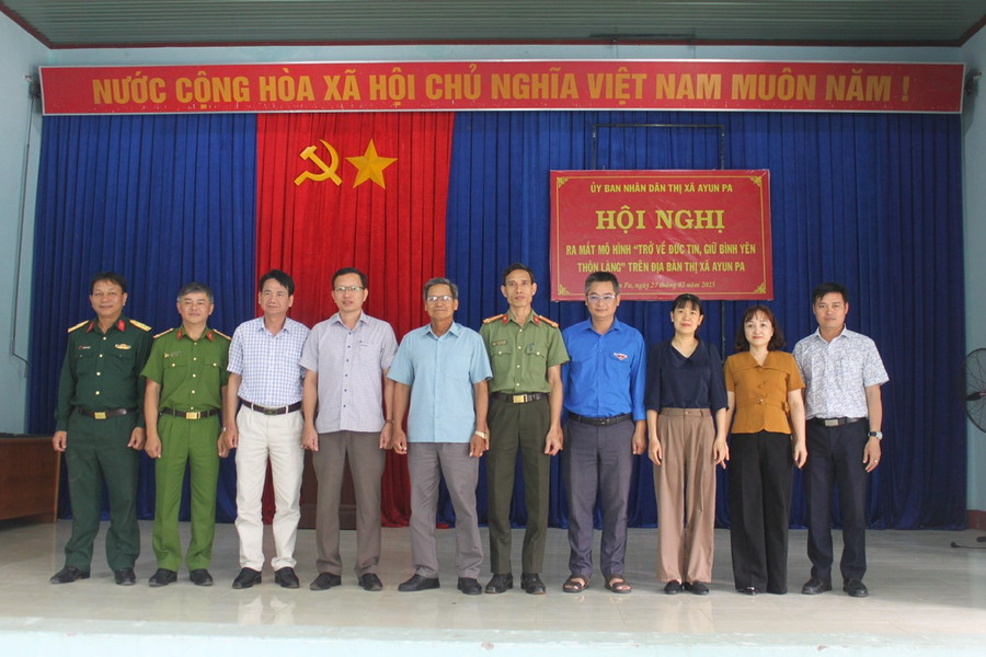 ban-chi-dao-mo-hinh-tro-ve-duc-tin-giu-binh-yen-thon-lang-tren-dia-ban-thi-xa-ayun-pa-ra-mat-hoi-nghi-anh-vu-chi.jpg