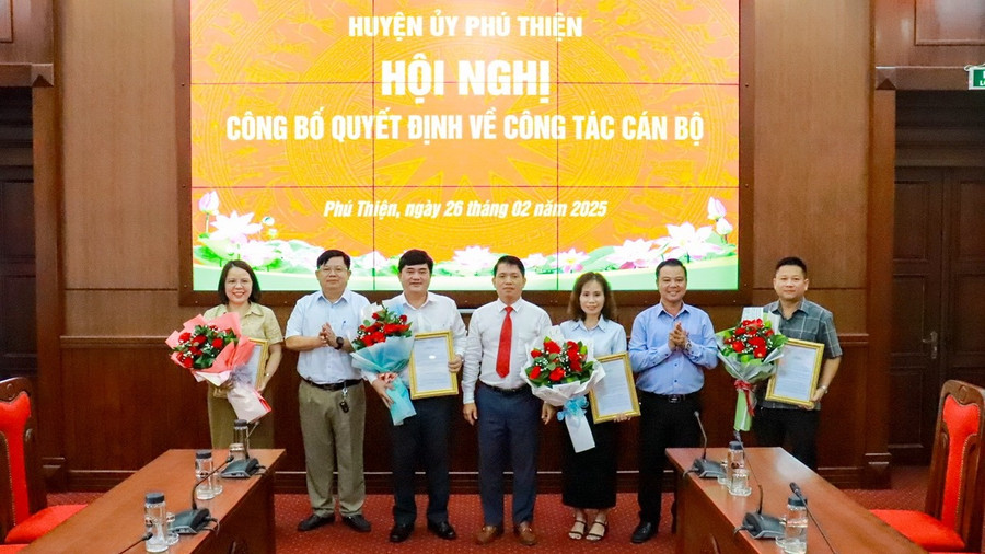 cac-dong-chi-thuong-truc-huyen-uy-phu-thien-trao-quyet-dinh-va-tang-hoa-chuc-mung-cac-dong-chi-vua-duoc-phan-cong-dieu-dong-bo-nhiem-anh-vu-chi.jpg