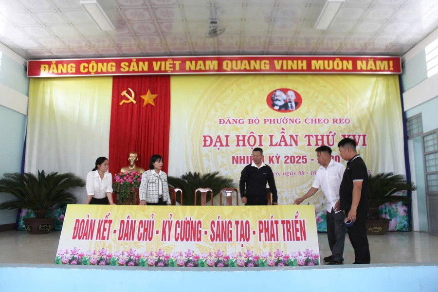 can-bo-dang-vien-phuong-cheo-reo-trang-tri-hoi-truong-ubnd-phuong-de-chuan-bi-cho-dai-hoi-dai-bieu-dang-bo-phuong-lan-thu-xvi-anh-vu-chi.jpg