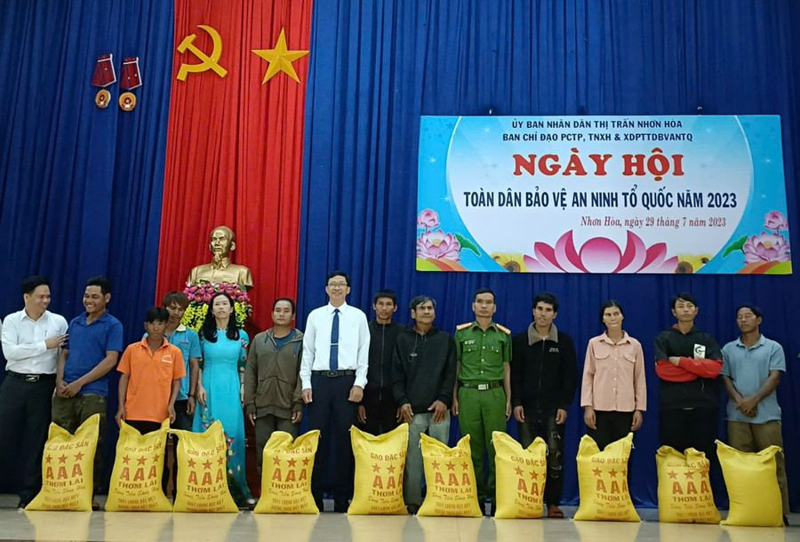 cac-ca-nhan-duoc-ubnd-thi-tran-nhon-hoa-huyen-chu-puh-khen-thuong-trong-phong-trao-toan-dan-bao-ve-an-ninh-to-quoc-anh-thanh-nhat.jpg