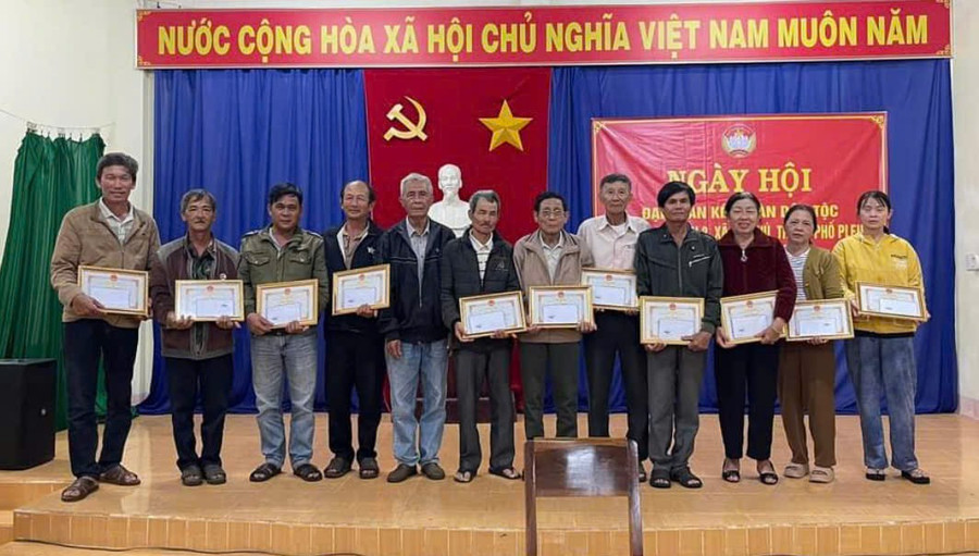 cac-ho-gia-dinh-van-hoa-tieu-bieu-o-thon-2-xa-an-phu-tppleiku-duoc-ubnd-xa-tang-giay-khen-anh-thanh-nhat.jpg