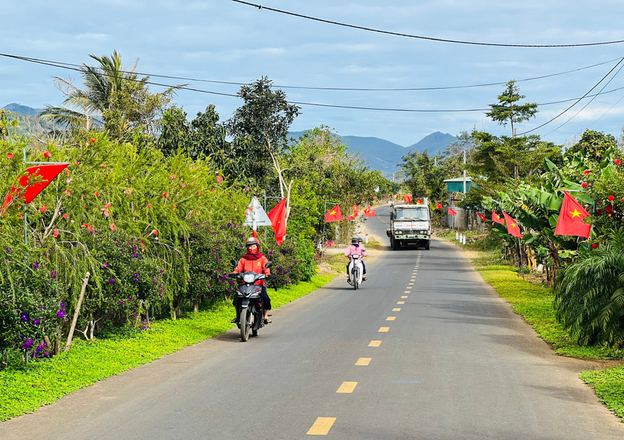 cong-trinh-duong-co-to-quoc-giup-canh-quan-thon-7-them-sach-dep-anh-mn.jpg