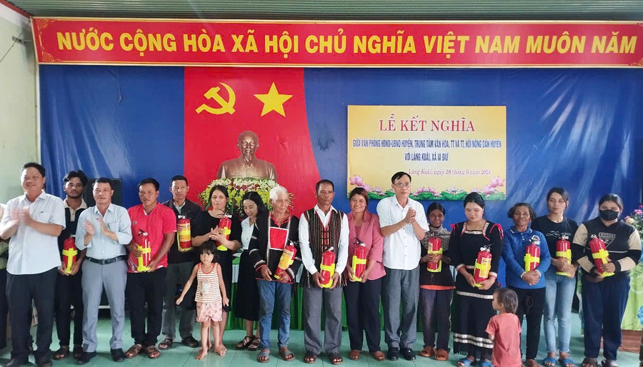 le-ket-nghia-giua-mot-so-co-quan-cua-huyen-chu-puh-voi-lang-kual-xa-ia-blu-anh-thanh-nhat.jpg