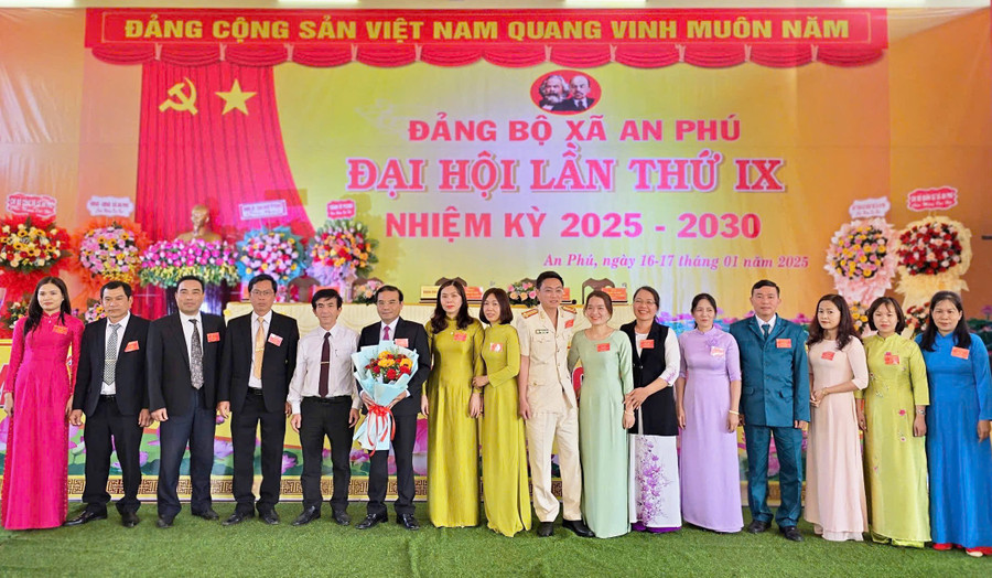 pho-bi-thu-thuong-truc-thanh-uy-vo-phuc-anh-thu-5-tu-trai-sang-tang-hoa-ban-chap-hanh-dang-bo-xa-an-phu-nhiem-ky-moi-1101.jpg