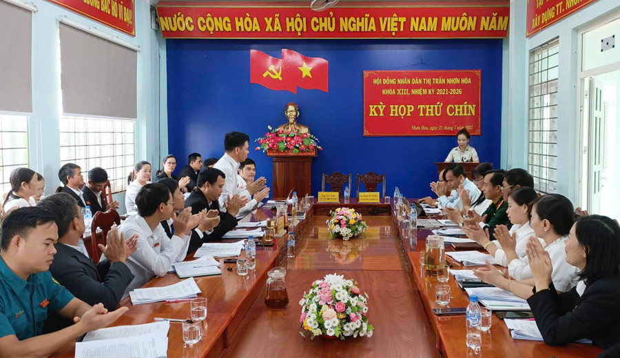 quang-canh-tai-ky-hop-cua-hdnd-thi-tran-nhon-hoa-huyen-chu-puh-anh-thanh-nhat.jpg