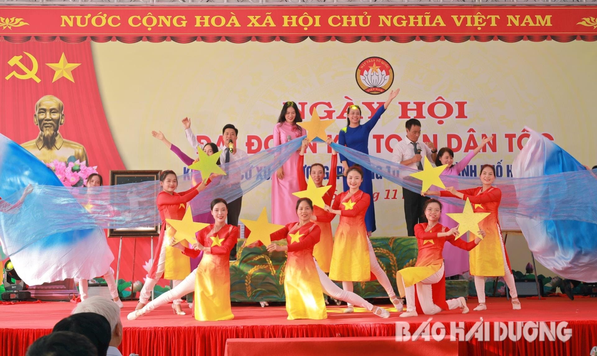 chu-tich-ubnd-tinh-le-ngoc-chau-du-ngay-hoi-dai-doan-ket-toan-dan-3(1).jpg