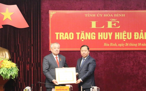 trao tang 1.JPG