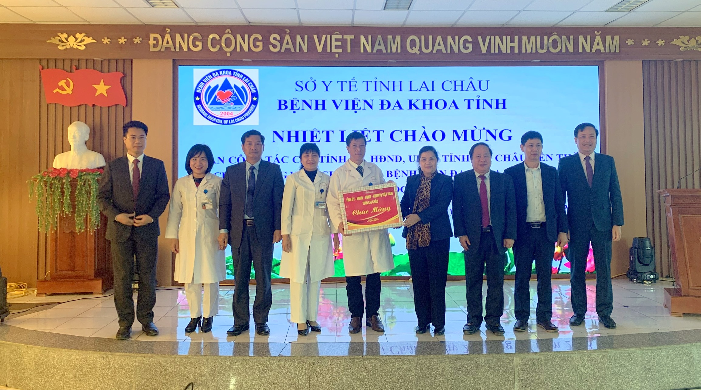 Bí thư Tỉnh ủy Giàng Páo Mỷ cùng các đồng chí lãnh đạo thăm, tặng quà chúc mừng Bệnh viện Đa khoa tỉnh