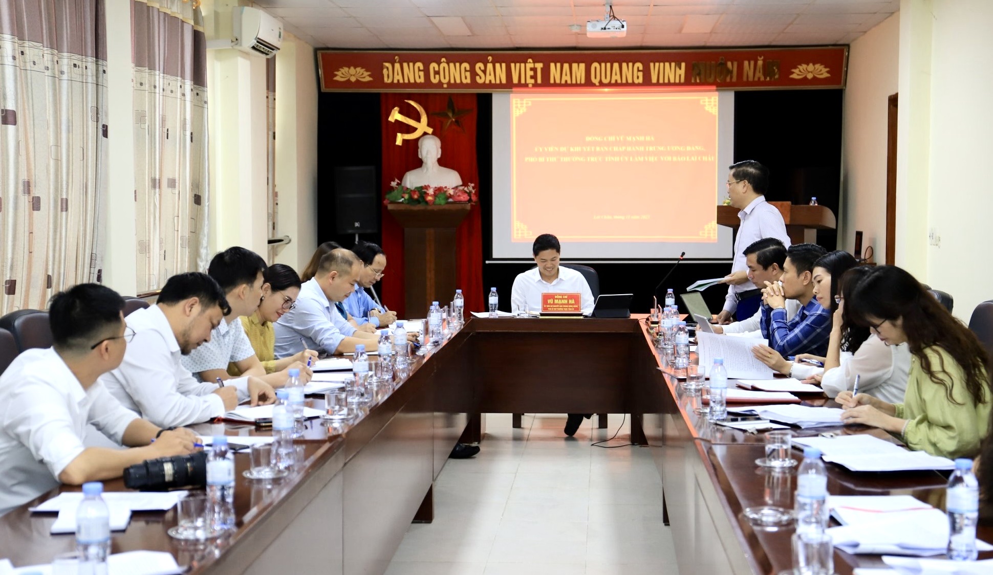 Quang cảnh buổi làm việc