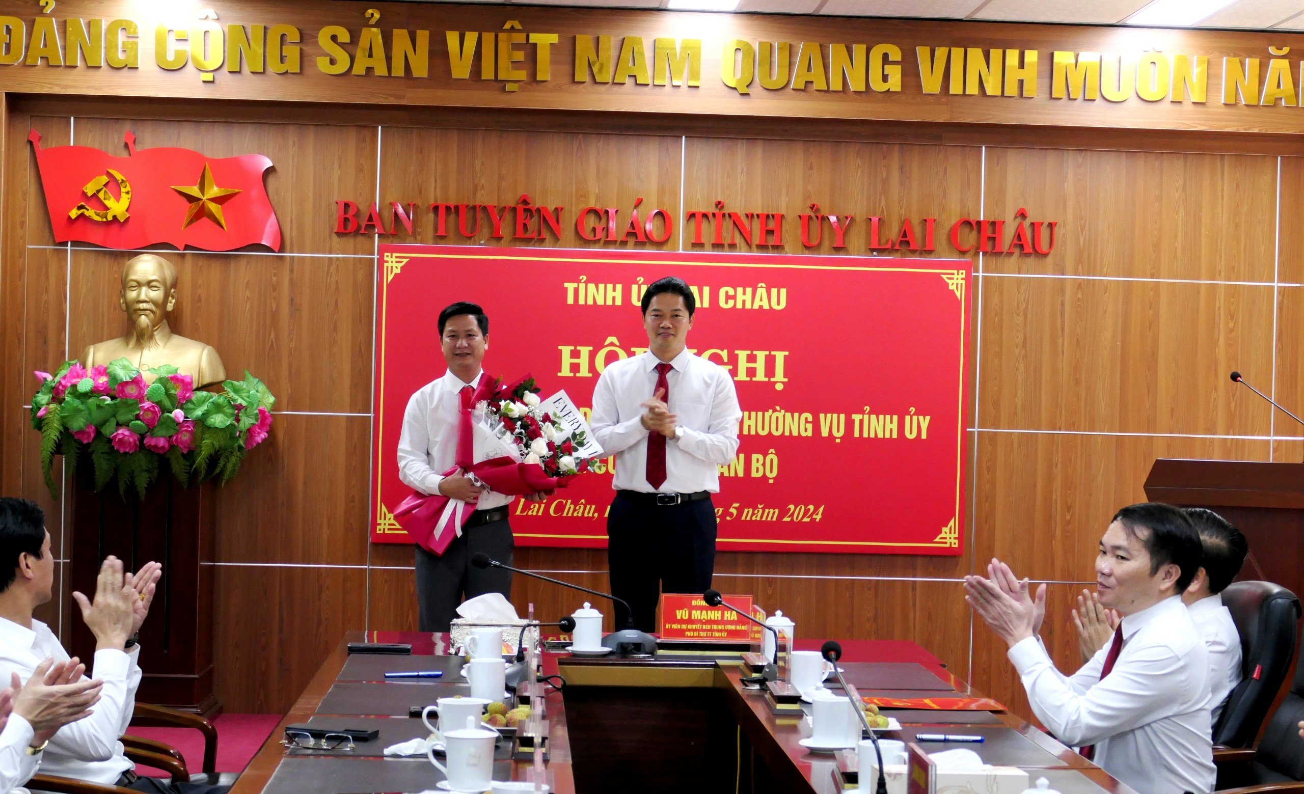 Đồng chí Vũ Mạnh Hà - Ủy viên dự khuyết Trung ương Đảng, Phó Bí thư Thường trực Tỉnh ủy trao quyết định và tặng hoa chúc mừng đồng chí Lý Vần Tải - Phó trưởng Ban Tuyên giáo Tỉnh ủy