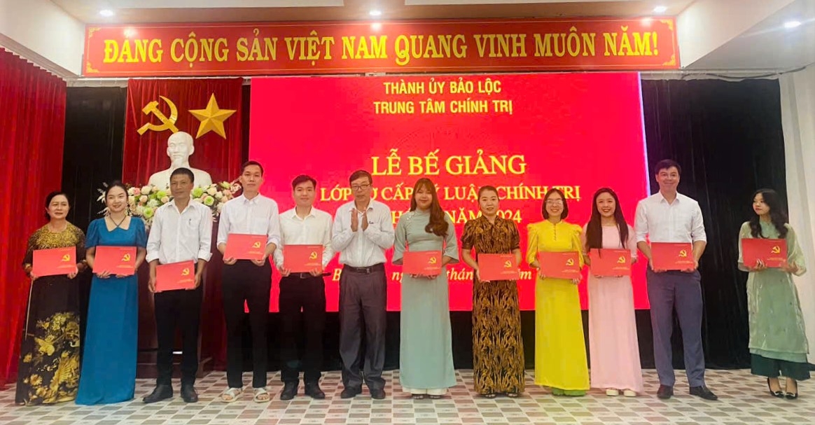 Các học viên nhận bằng tốt nghiệp