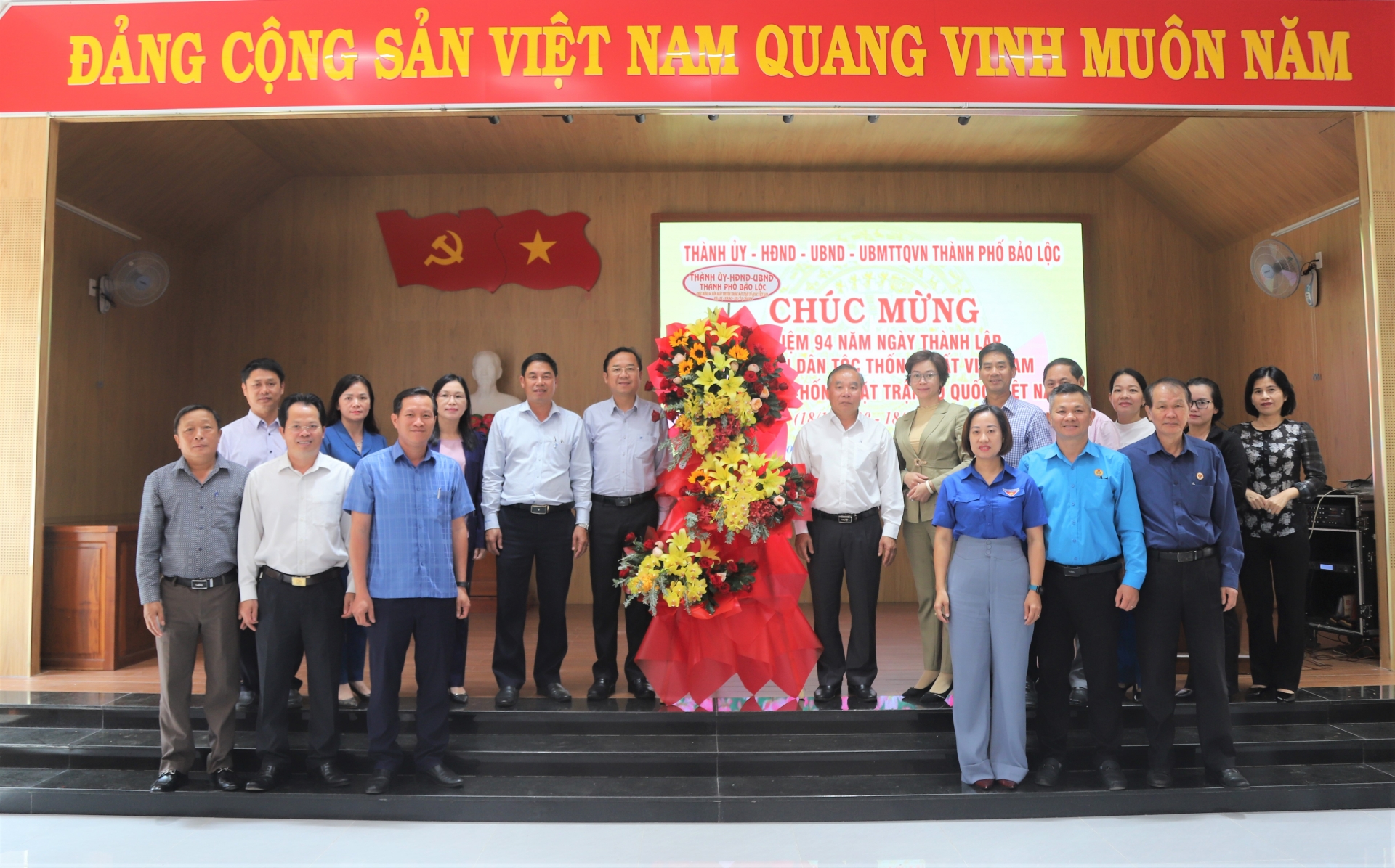 Các đồng chí Thường trực Thành ủy Bảo Lộc tặng hoa chúc mừng Mặt trận Tổ quốc và các đoàn thể thành phố nhân kỷ niệm 94 Ngày 