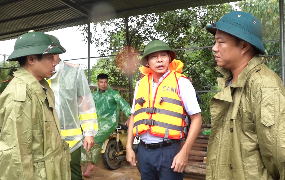 Trưởng Ban Nội chính Tỉnh ủy Nguyễn Trung Kiên kiểm tra ngập lụt tại Hạ Hòa