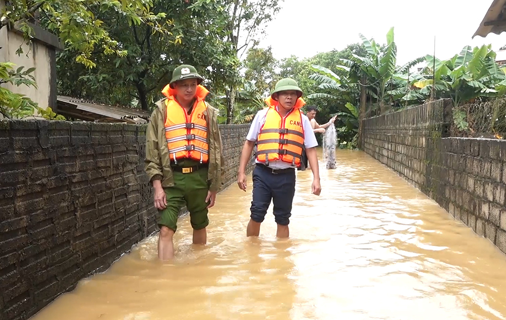 Trưởng Ban Nội chính Tỉnh ủy Nguyễn Trung Kiên kiểm tra ngập lụt tại Hạ Hòa