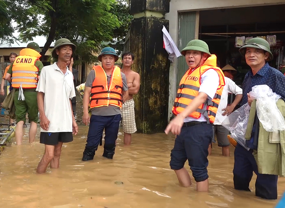 Trưởng Ban Nội chính Tỉnh ủy Nguyễn Trung Kiên kiểm tra ngập lụt tại Hạ Hòa