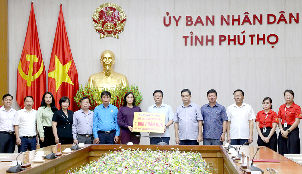 Bộ Công Thương hỗ trợ tỉnh Phú Thọ 500 triệu đồng và 1.000 suất quà khắc phục thiệt hại do cơn bão số 3