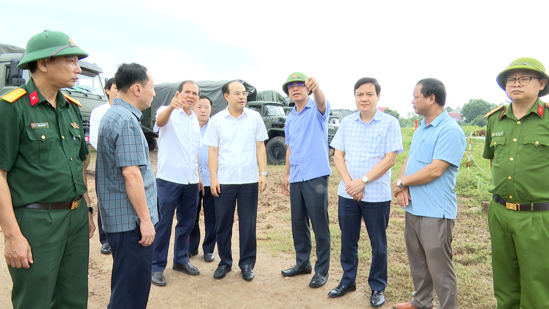 Thăm, động viên lực lượng trực cầu Phong Châu và Lữ đoàn Công binh 249