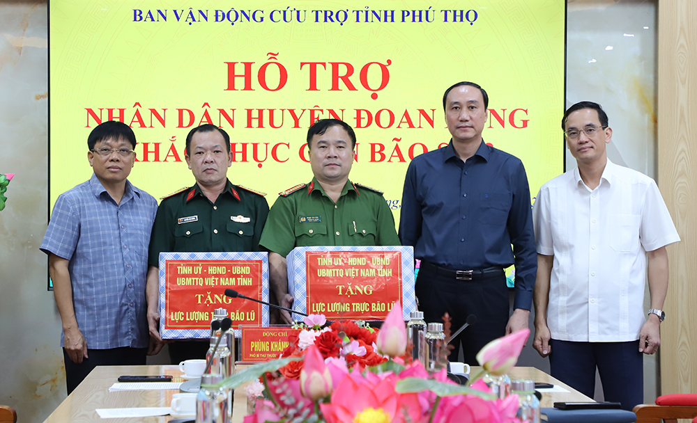 Phó Bí thư Thường trực Tỉnh ủy Phùng Khánh Tài trao hỗ trợ huyện Đoan Hùng 3 tỷ đồng khắc phục thiệt hại do bão số 3