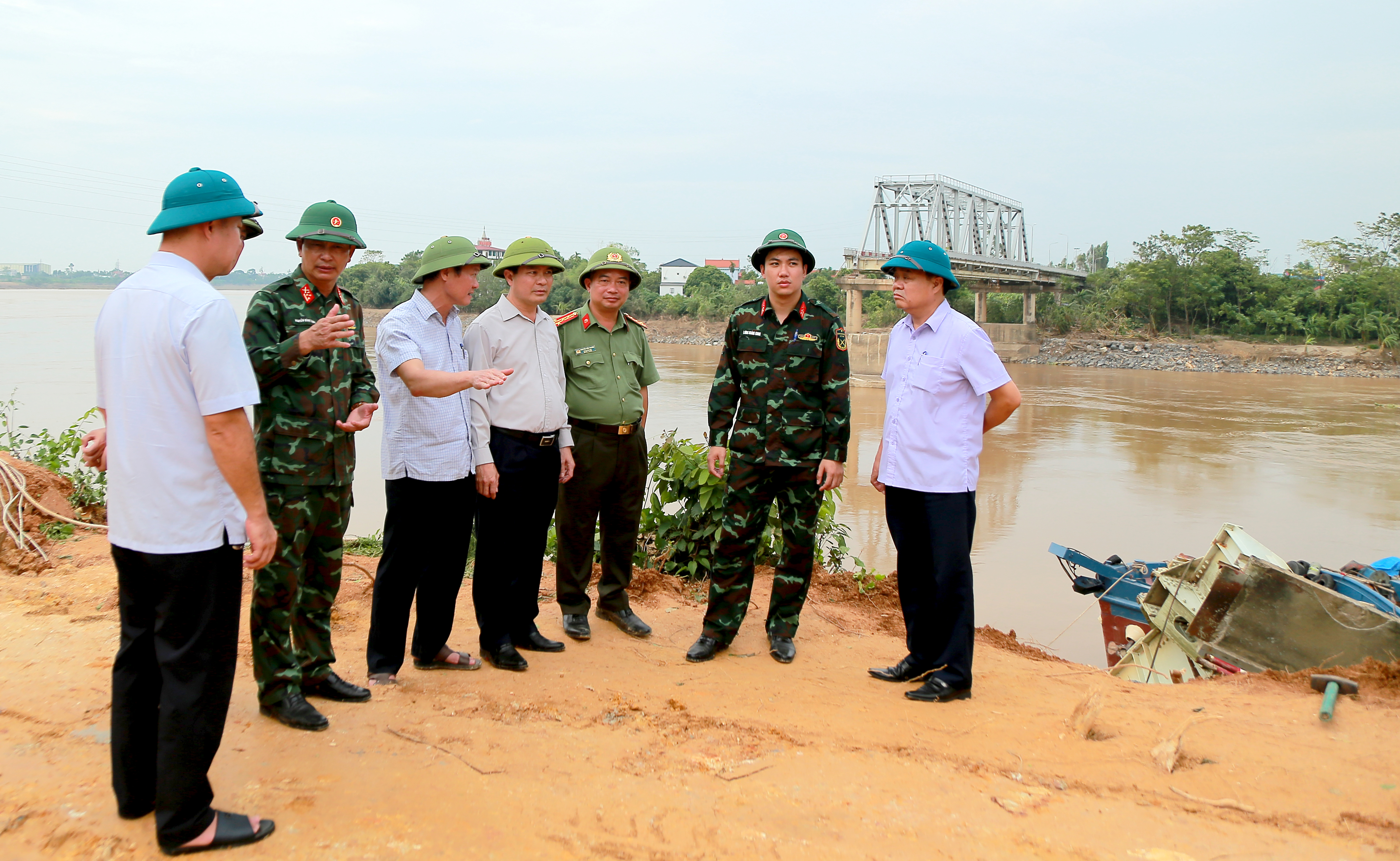 Triển khai phương án trục vớt nhịp cầu Phong Châu và phương tiện