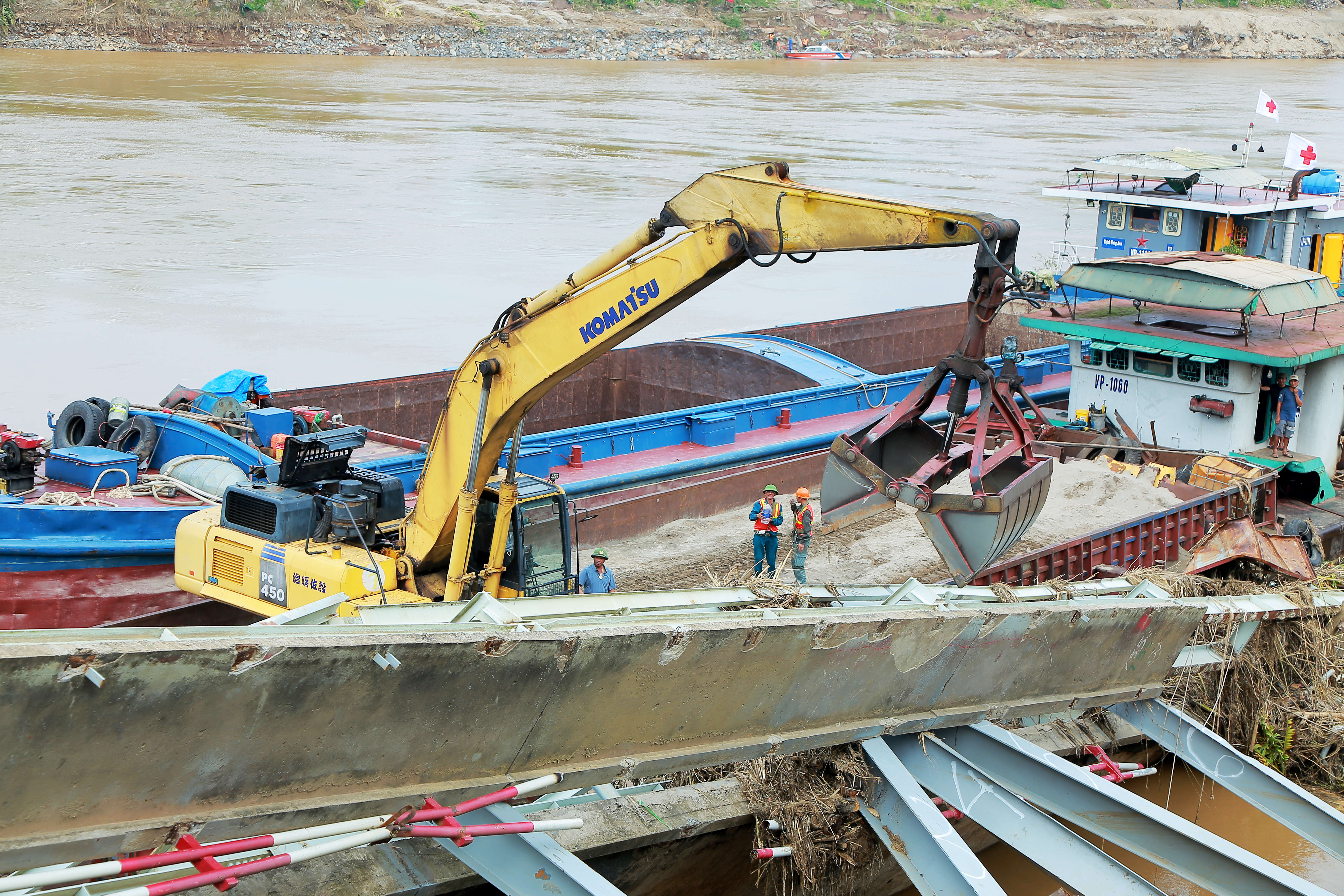 Triển khai phương án trục vớt nhịp cầu Phong Châu và phương tiện