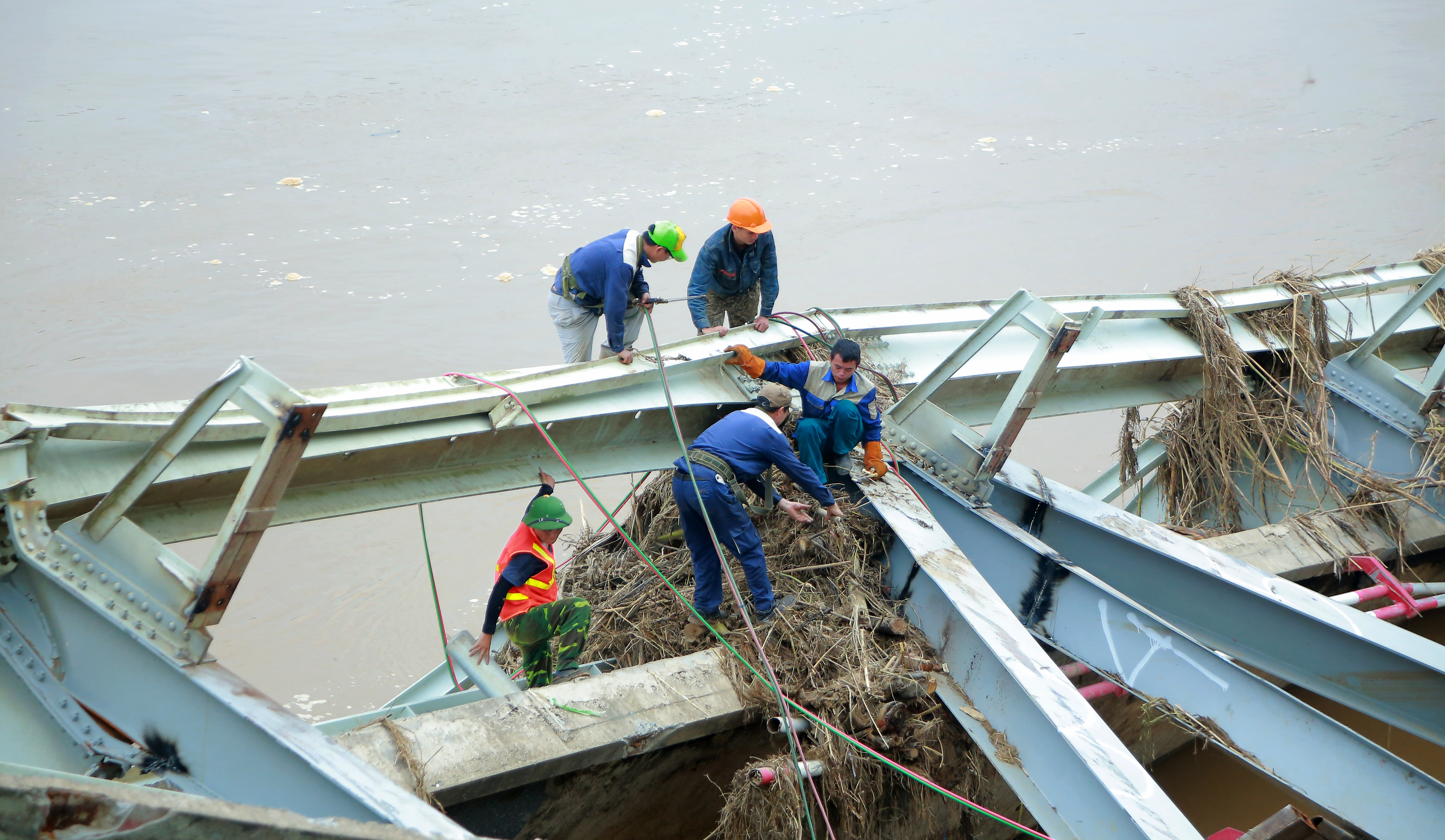 Triển khai phương án trục vớt nhịp cầu Phong Châu và phương tiện