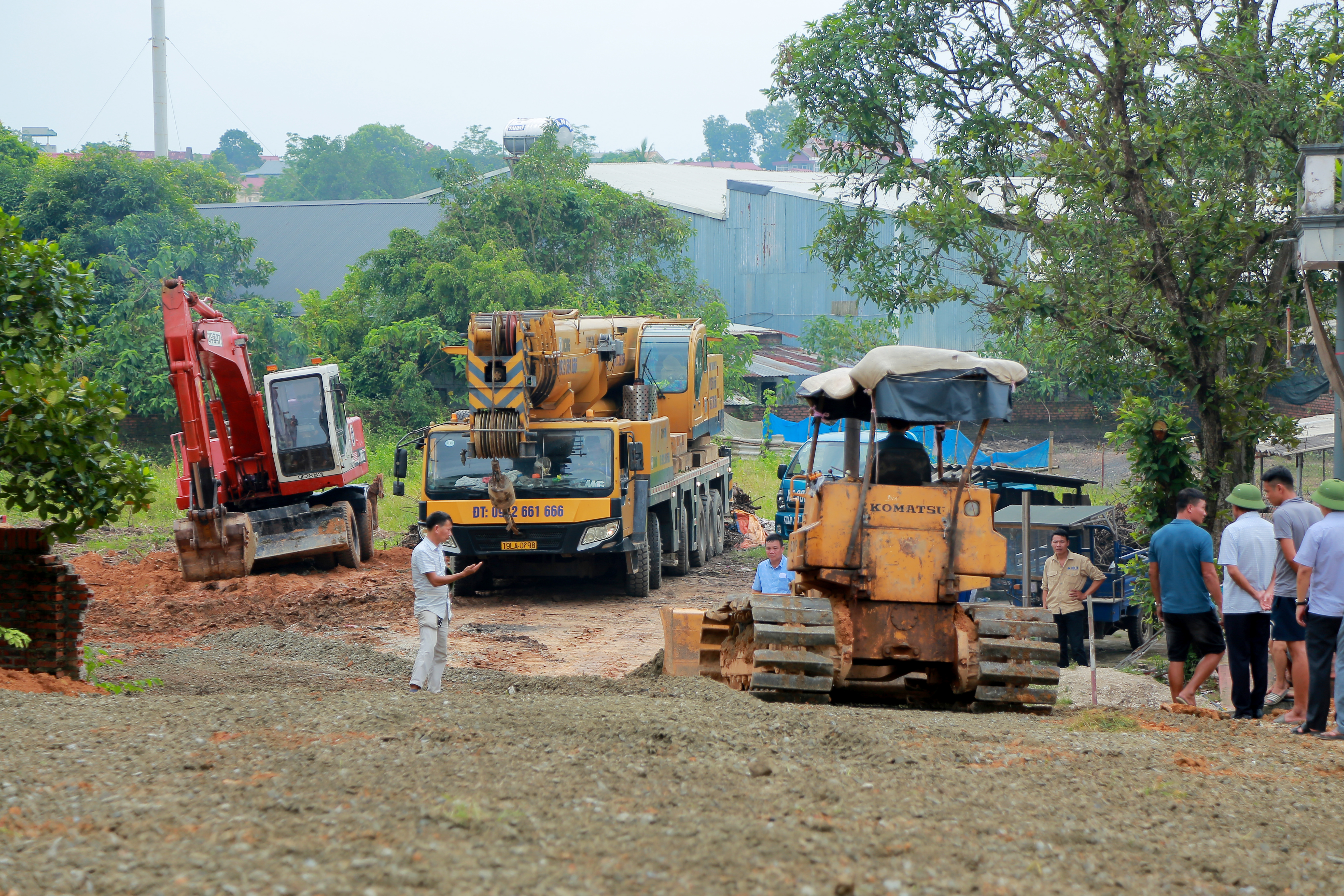 Triển khai phương án trục vớt nhịp cầu Phong Châu và phương tiện