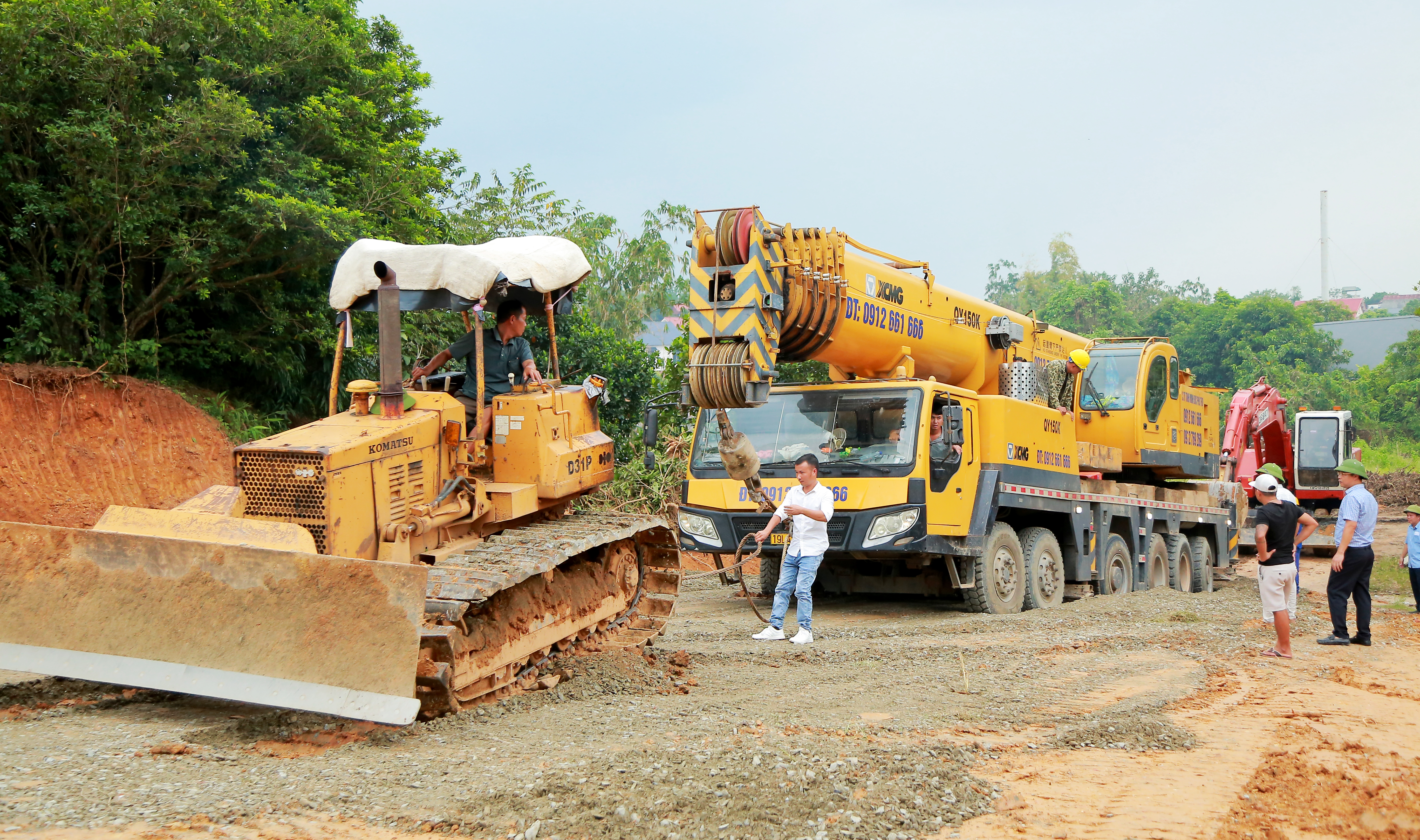 Triển khai phương án trục vớt nhịp cầu Phong Châu và phương tiện