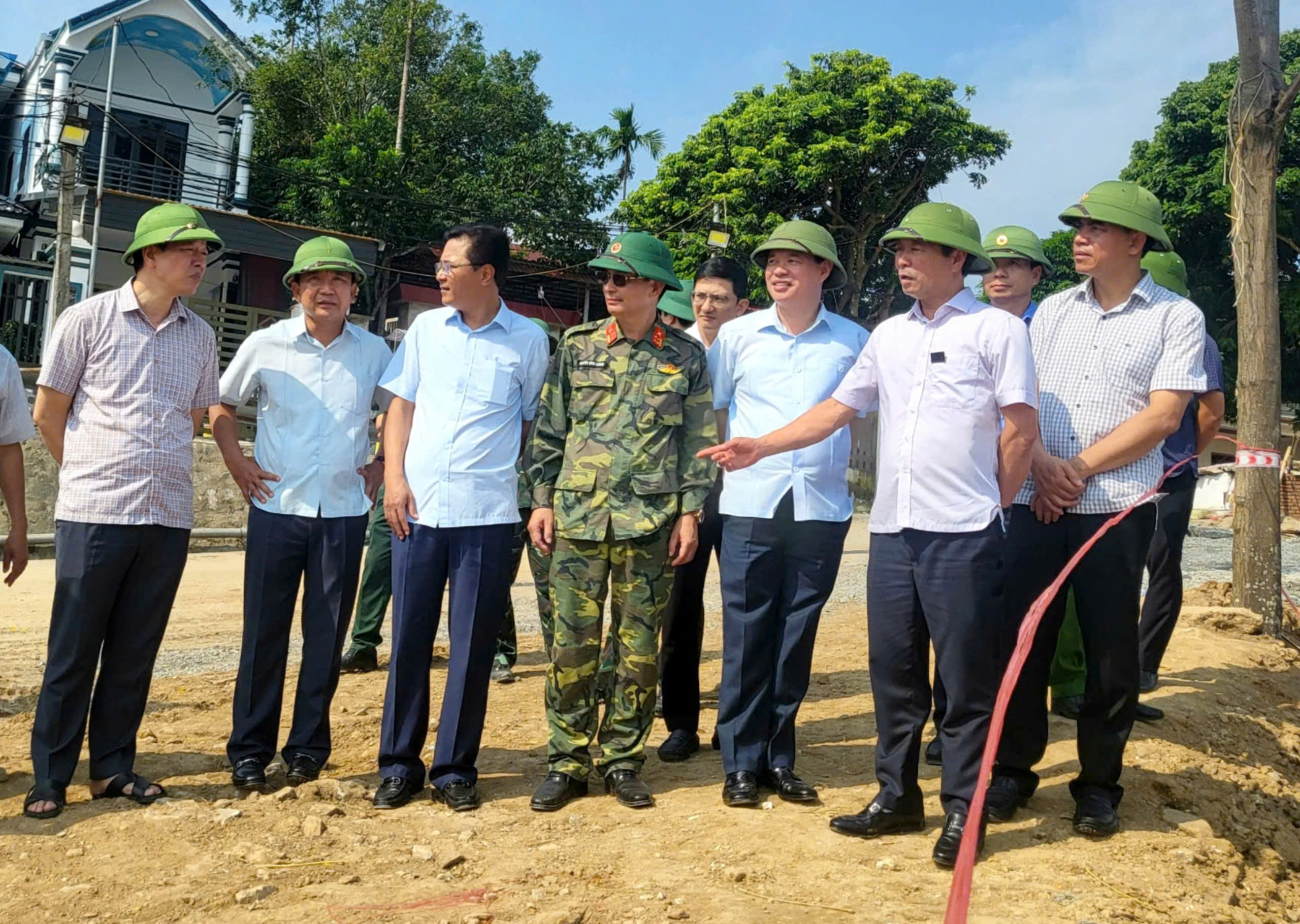 Chủ tịch UBND tỉnh Bùi Văn Quang chỉ đạo trục vớt nhịp cầu Phong Châu và phương tiện gặp nạn