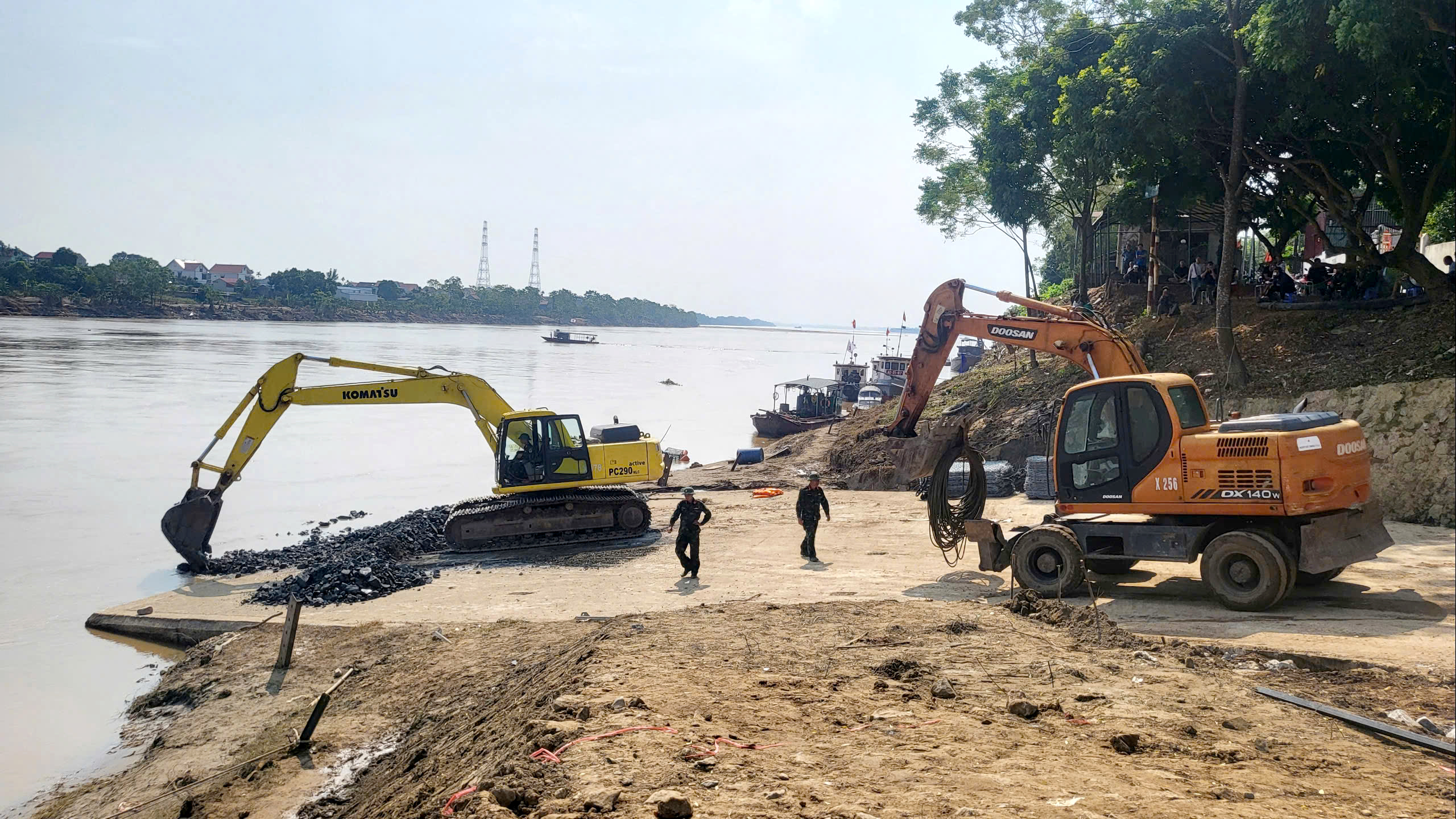 Chủ tịch UBND tỉnh Bùi Văn Quang chỉ đạo trục vớt nhịp cầu Phong Châu và phương tiện gặp nạn