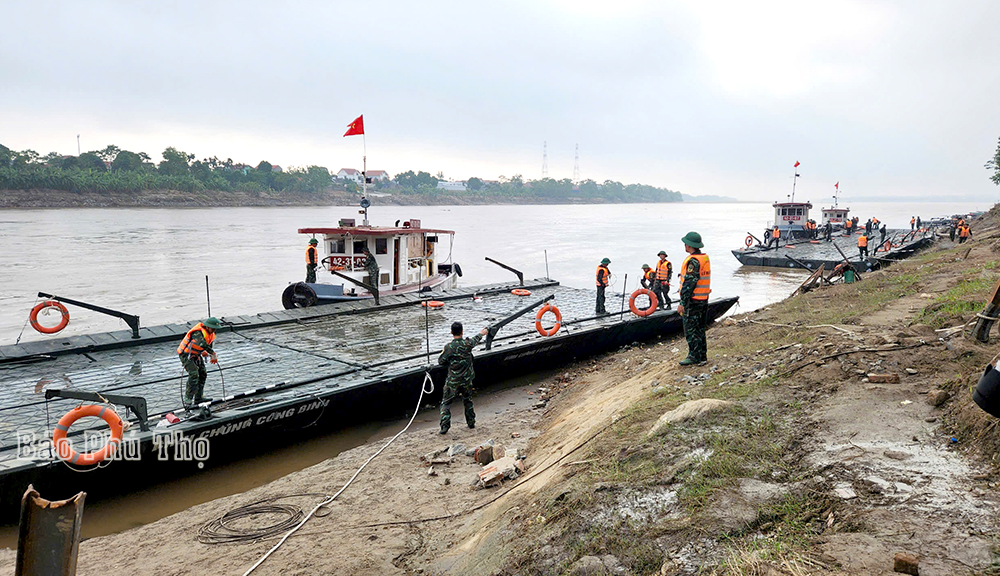 Tiến hành lắp cầu phao qua sông Hồng thay thế tạm thời cầu Phong Châu