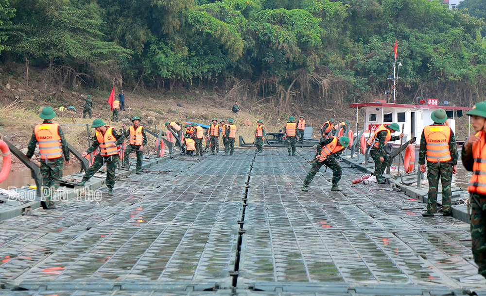 Tiến hành lắp cầu phao qua sông Hồng thay thế tạm thời cầu Phong Châu