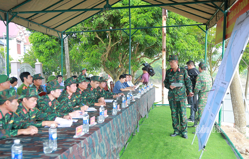 Tiến hành lắp cầu phao qua sông Hồng thay thế tạm thời cầu Phong Châu