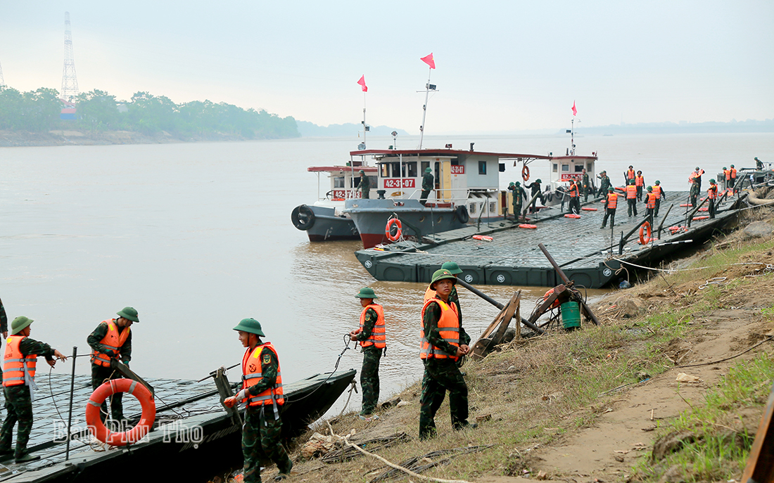 Hoàn thành cầu phao thay thế tạm thời cầu Phong Châu