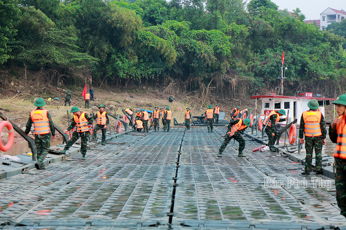 Hoàn thành cầu phao thay thế tạm thời cầu Phong Châu