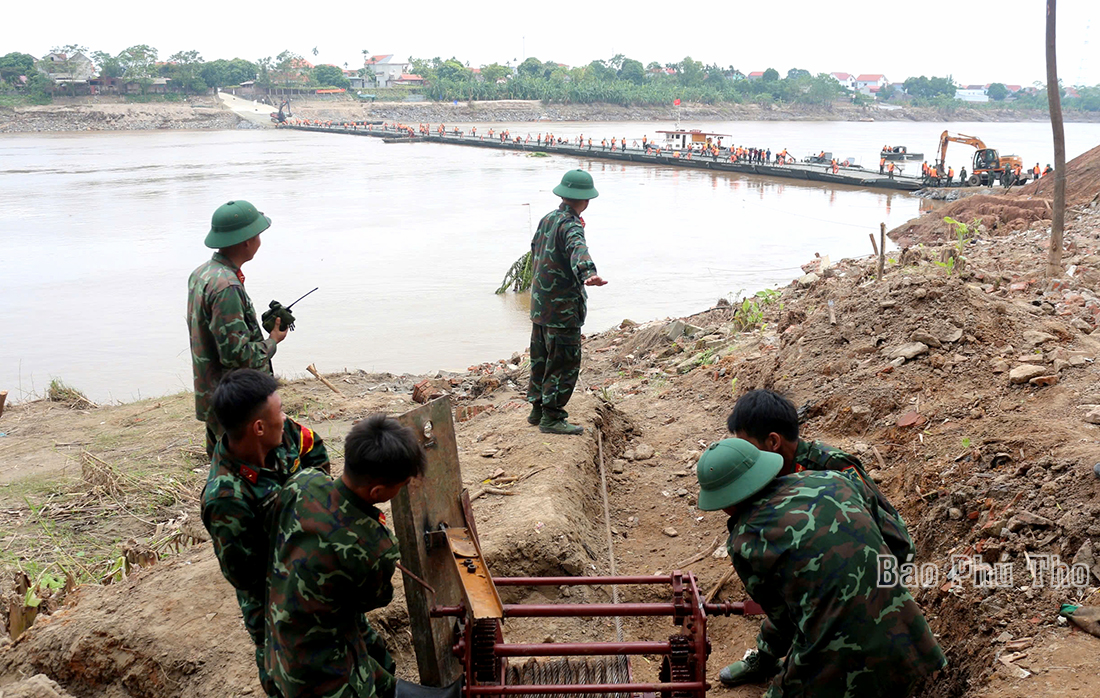 Hoàn thành cầu phao thay thế tạm thời cầu Phong Châu