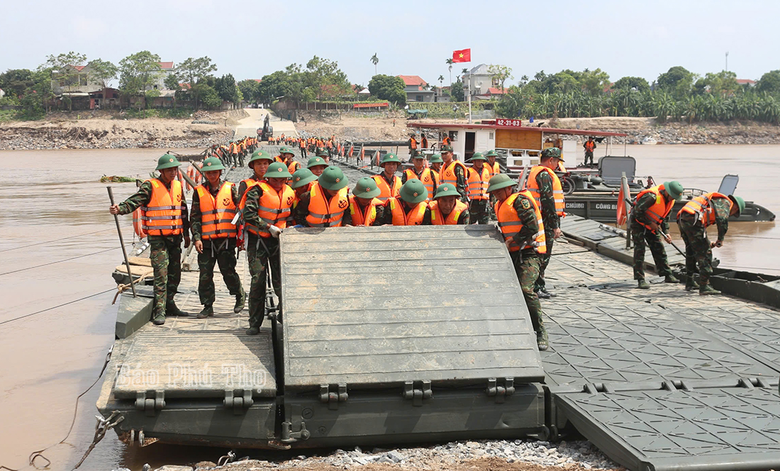 Hoàn thành cầu phao thay thế tạm thời cầu Phong Châu