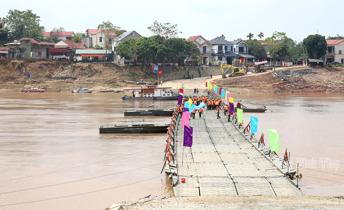 Hoàn thành cầu phao thay thế tạm thời cầu Phong Châu