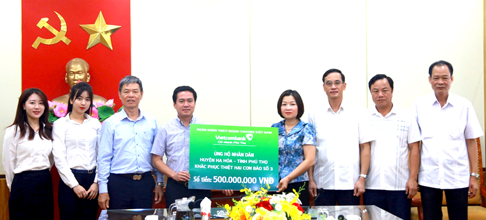 Vietcombank Phú Thọ ủng hộ huyện Hạ Hòa 500 triệu đồng khắc phục thiệt hại do bão số 3