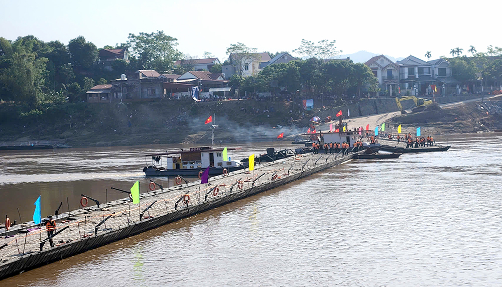 Từ 17h30 lưu thông cầu phao Phong Châu