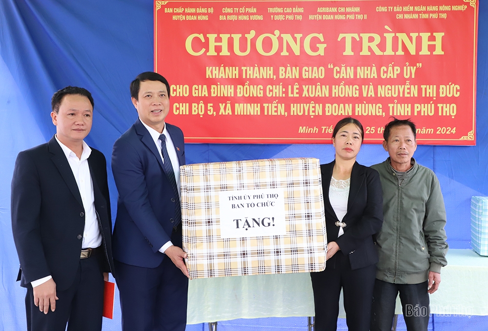 Trưởng Ban Tổ chức Tỉnh uỷ dự bàn giao “Căn nhà cấp ủy” tại Đoan Hùng