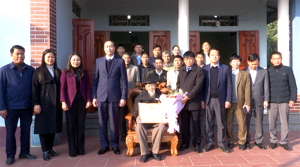 Đồng chí Phó Bí thư Thường trực Tỉnh ủy Phùng Khánh Tài trao huy hiệu Đảng tại huyện Đoan Hùng