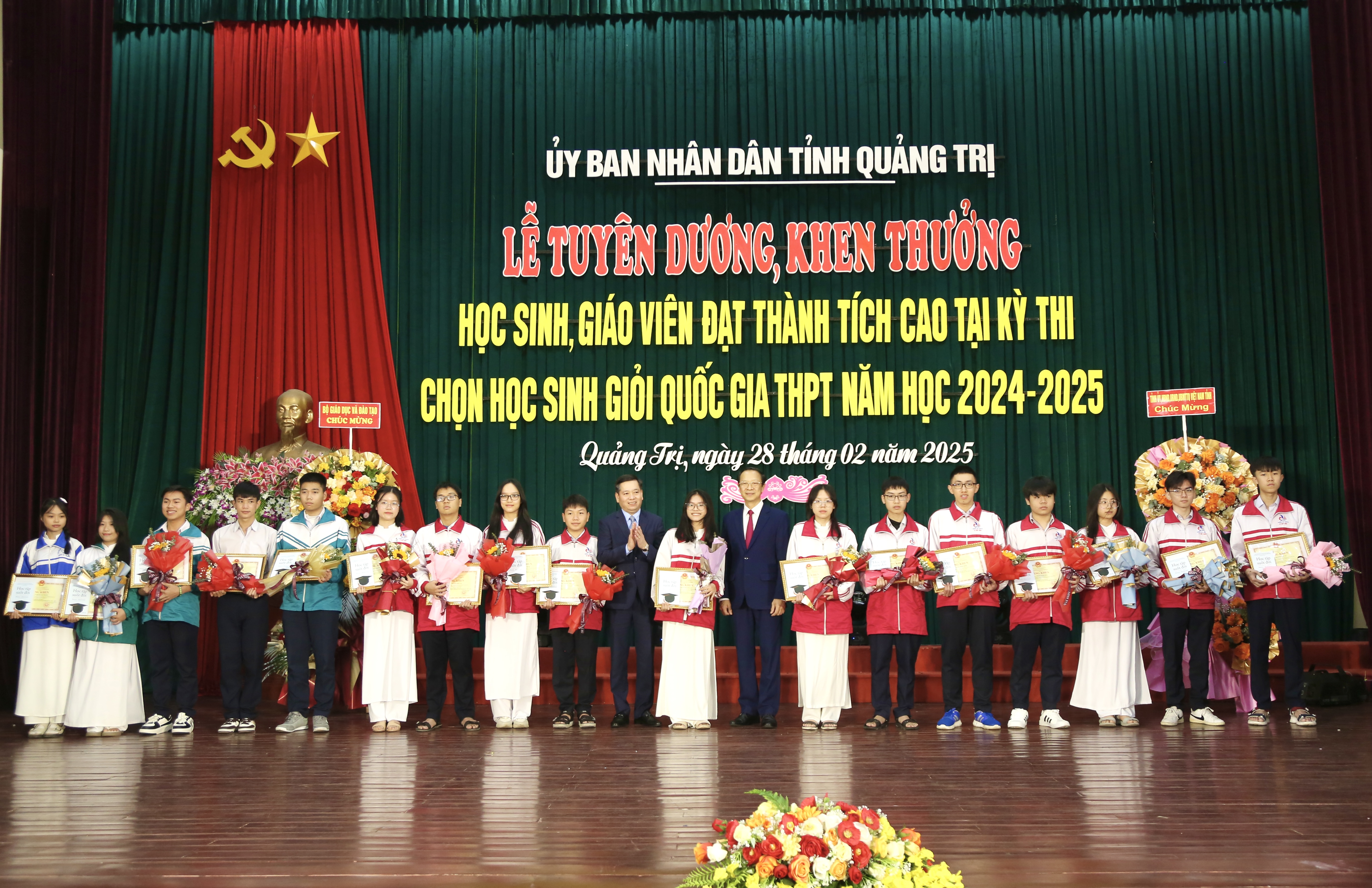 Khen thưởng học sinh và giáo viên đạt thành tích cao tại Kỳ thi chọn học sinh giỏi quốc gia THPT năm học 2024-2025