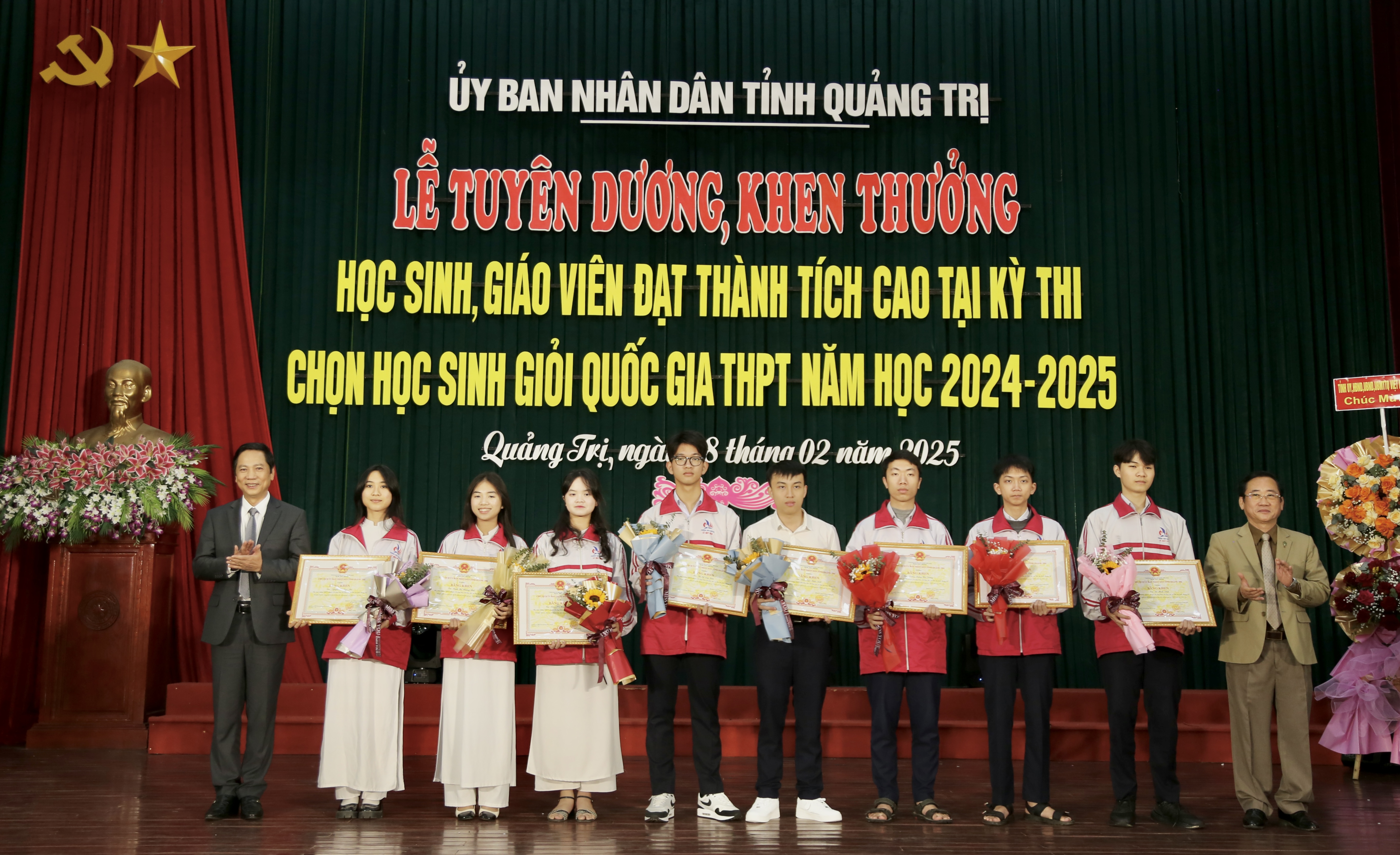 Khen thưởng học sinh và giáo viên đạt thành tích cao tại Kỳ thi chọn học sinh giỏi quốc gia THPT năm học 2024-2025